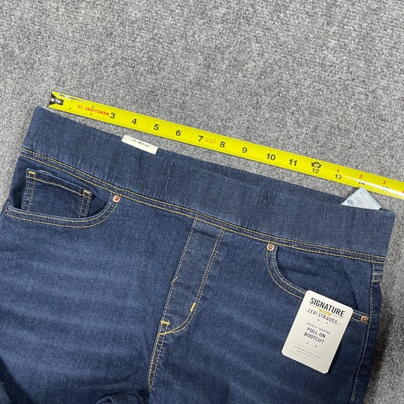 NWT Levis Signature Pull On Bootcut Totally Shaping Jeans Dark Wash Size 30x34 - Picture 7 of 11